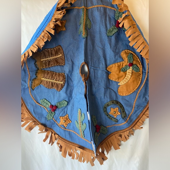 Western Cowboy Christmas Tree Skirt 36” Boots Cactus Holly Hat Star Fringe 🎄 - Picture 4 of 6